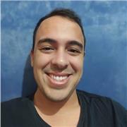 Profesor de inglés imparte clases a niños y niñas de todas las edades